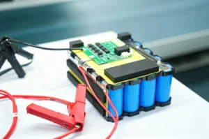 Cross‑section diagram of lithium battery pack showing internal aging zones, BMS module on side, illustrating lithium‑ion battery performance degradation